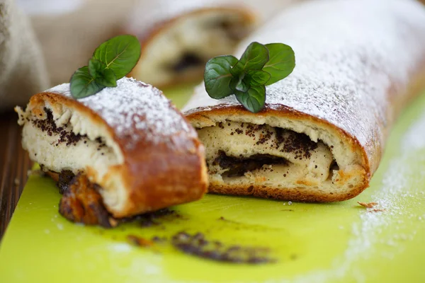 Rotolo dolce con semi di papavero — Foto Stock