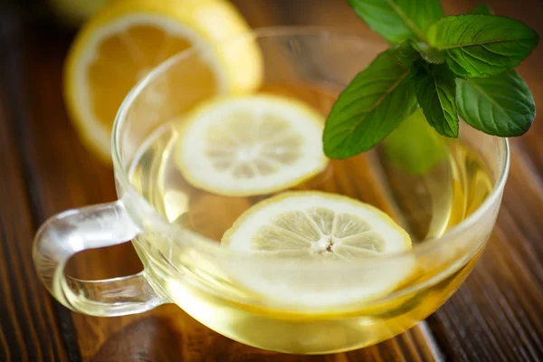 Té verde con limón y menta — Foto de Stock