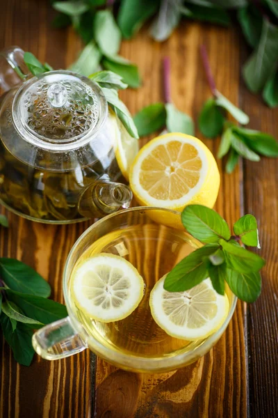 Teh hijau dengan lemon dan mint Stok Foto Bebas Royalti