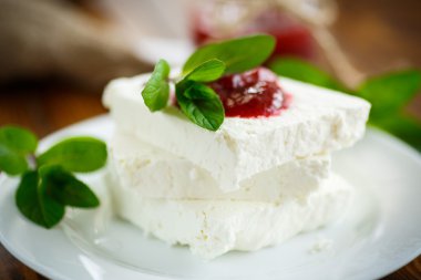 taze süt peynir reçel ile