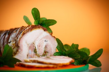 baharat ve nane ile pişmiş domuz 