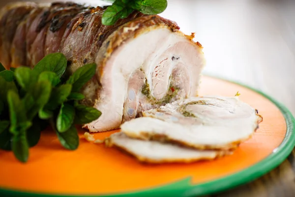 Schweinefleisch mit Gewürzen und Minze gebacken — Stockfoto