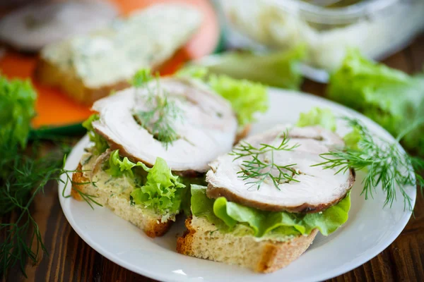 Smörgås med sallad och bacon — Stockfoto