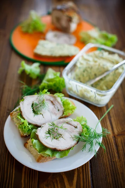 Smörgås med sallad och bacon — Stockfoto