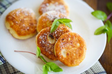 Tatlı peynirli krep tabakta