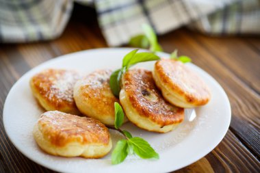 Tatlı peynirli krep tabakta