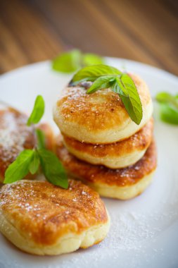 Tatlı peynirli krep tabakta