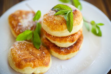 Tatlı peynirli krep tabakta