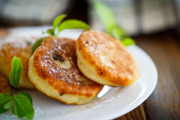 Tatlı peynirli krep tabakta