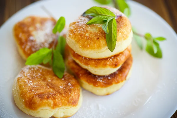 Tortitas de queso dulce en un plato — Foto de Stock