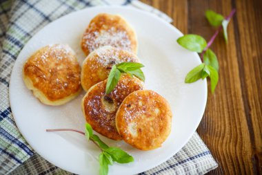 Tatlı peynirli krep tabakta