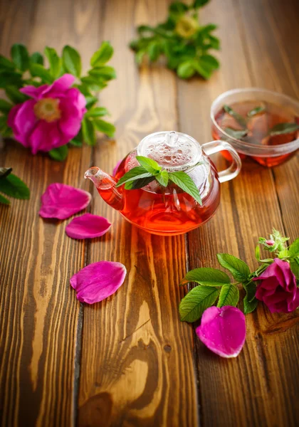 Fresh tea with rosehip — Stock Photo, Image