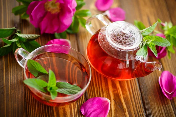 Świeża herbata z dzikiej róży — Zdjęcie stockowe