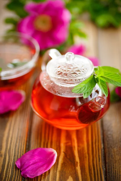 Tè fresco con rosa canina — Foto Stock