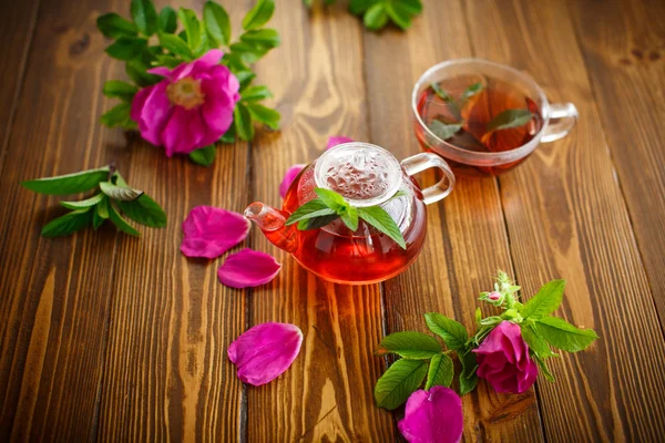 Fresh tea with rosehip — Stock Photo, Image