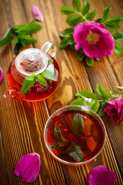 Fresh tea with rosehip — Stock Photo, Image