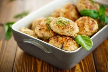 Seramik formundaki kızarmış pirzola