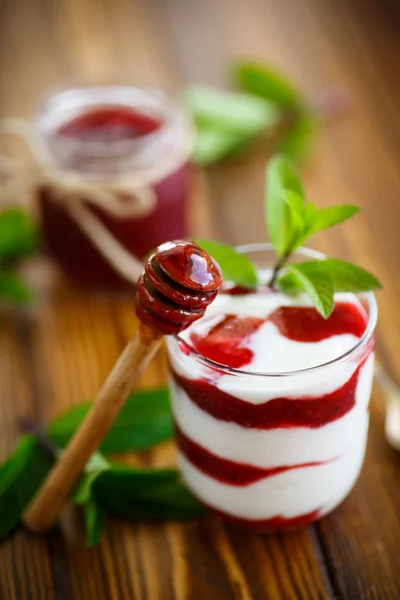 Iogurte caseiro doce com geléia de frutas — Fotografia de Stock