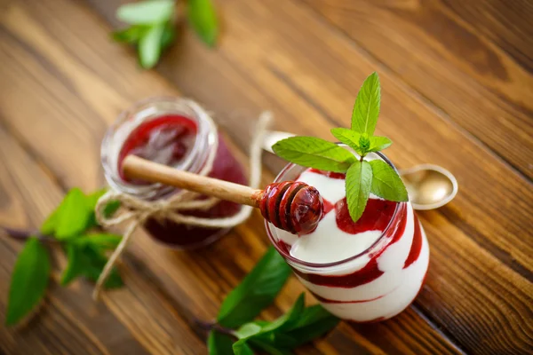 Sweet homemade yogurt with fruit jam — Stock Photo, Image