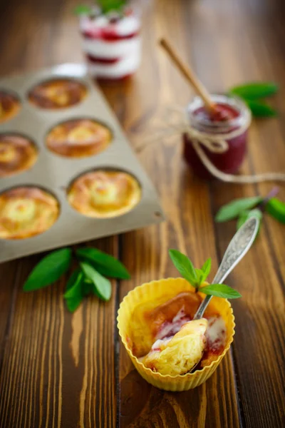 Cheesecake με μαρμελάδα στο καλούπι σιλικόνης — Φωτογραφία Αρχείου