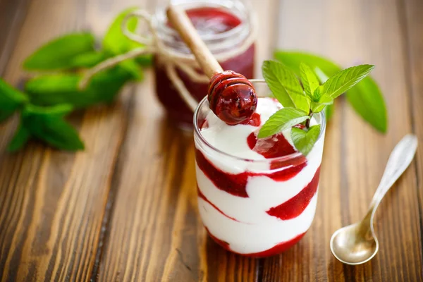 Yogurt casero dulce con mermelada de frutas —  Fotos de Stock