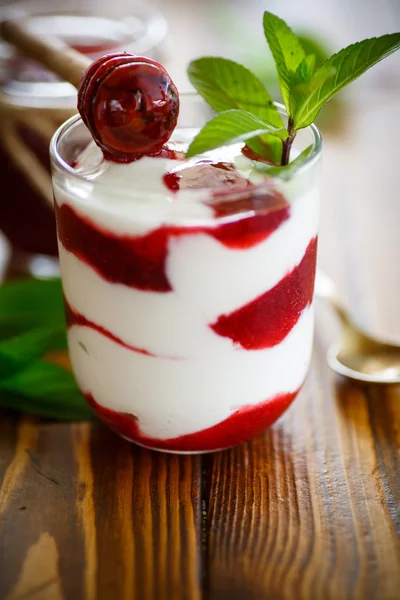 Sweet homemade yogurt with fruit jam — Stock Photo, Image