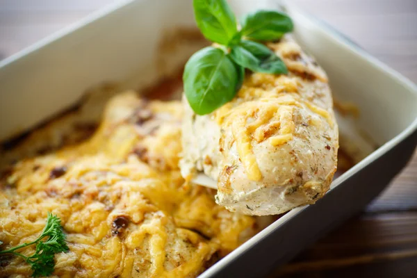 Csirke sült, sajttal és fűszerek — Stock Fotó