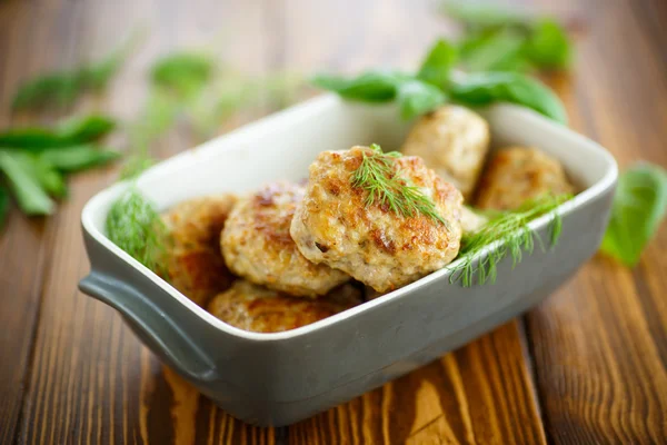 Gebratenes Schnitzel in Keramikform — Stockfoto