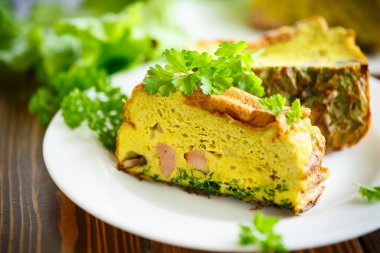 sosis ve yeşillik ile pişmiş omlet