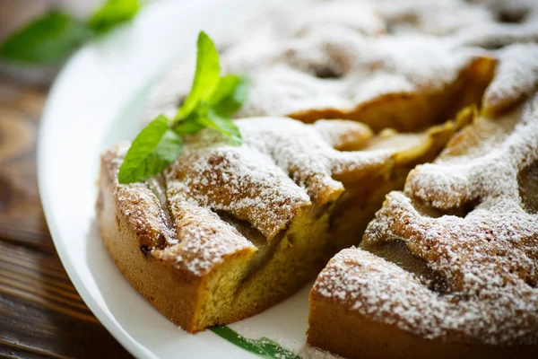 Cake with pears in powdered sugar — Stock Photo, Image