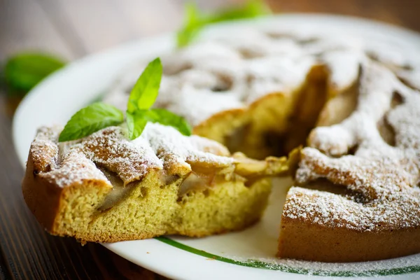 Cake with pears in powdered sugar — Stock Photo, Image