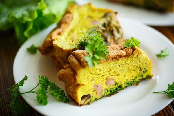 Pečená omeleta s párky a zelení — Stock fotografie