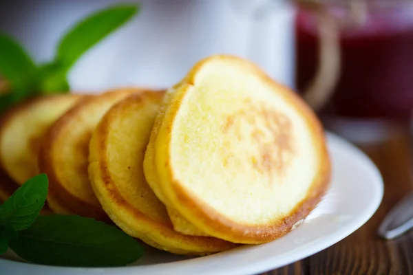 Süße Pfannkuchen auf einem Teller — Stockfoto