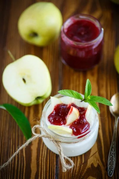 Iogurte caseiro doce com maçãs e geléia Fotos De Bancos De Imagens