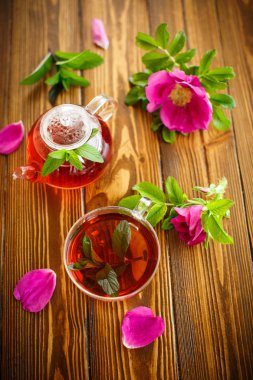 Kuşburnu ile taze çay