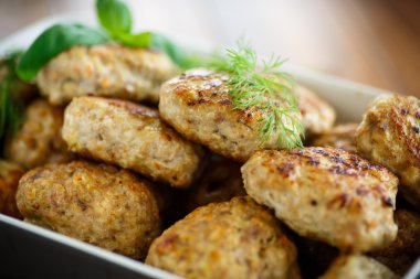 Seramik formundaki kızarmış pirzola