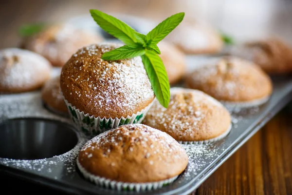 Muffins sucrés cuits au four avec confiture à l'intérieur — Photo