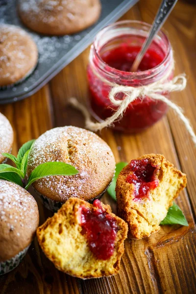 Muffin al forno dolci con marmellata all'interno — Foto Stock