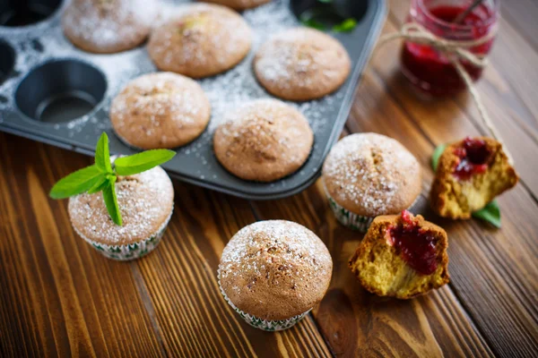 Magdalenas horneadas dulces con mermelada en el interior — Foto de Stock