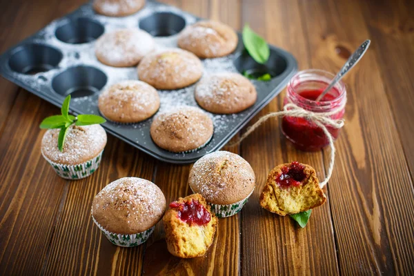 Magdalenas horneadas dulces con mermelada en el interior — Foto de Stock