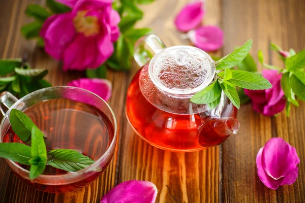 Fresh tea with rosehip — Stock Photo, Image