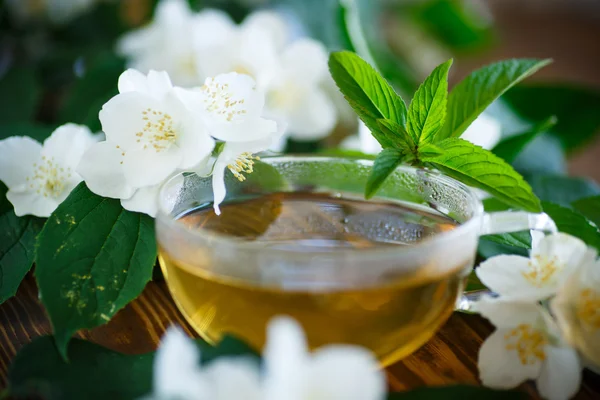 Té de jazmín en una olla de vidrio — Foto de Stock