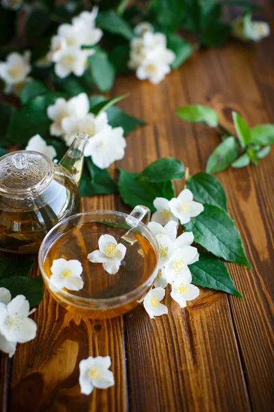 Té de jazmín en una olla de vidrio —  Fotos de Stock