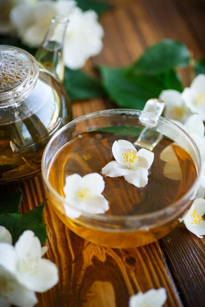 Té de jazmín en una olla de vidrio —  Fotos de Stock