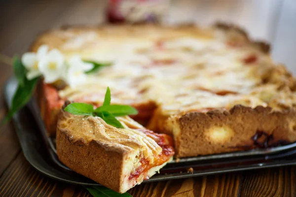 Pastel dulce casero con mermelada de frutas — Foto de Stock