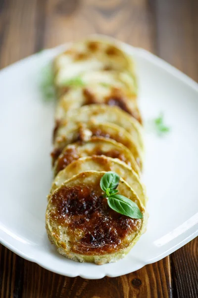 Courgette gebakken met saus — Stockfoto