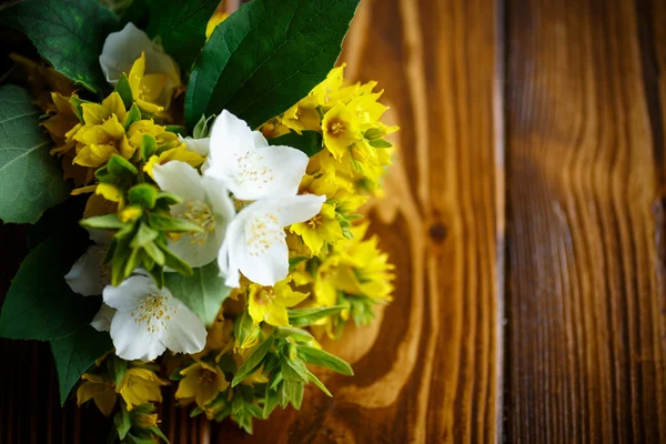 美丽的黄色夏季花卉 — 图库照片