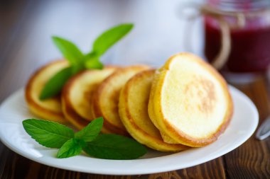 bir plaka üzerinde tatlı krep