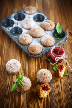 tatlı içinde reçelli kek pişmiş