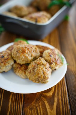 Seramik formundaki kızarmış pirzola